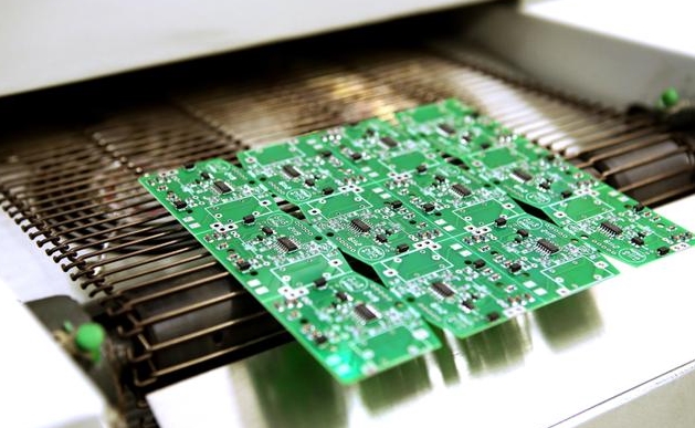 覆铜板真空热压成型中的温控应用，电加热导热油炉优势显著